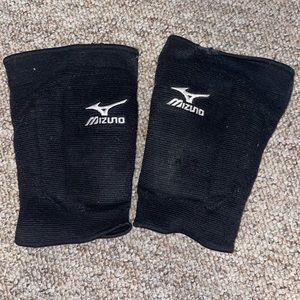 Mizuno black knee pads